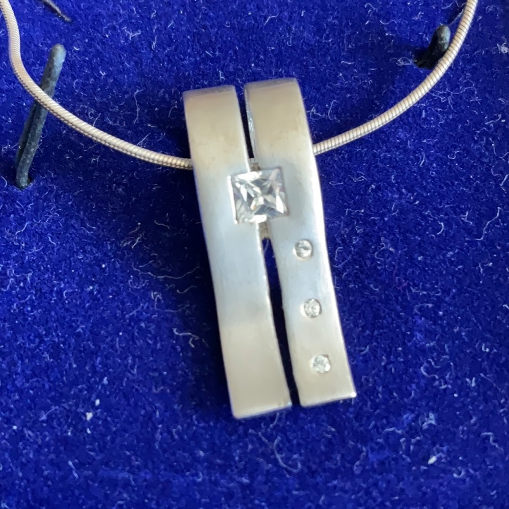 Modern design necklace - Picture 3 of 3